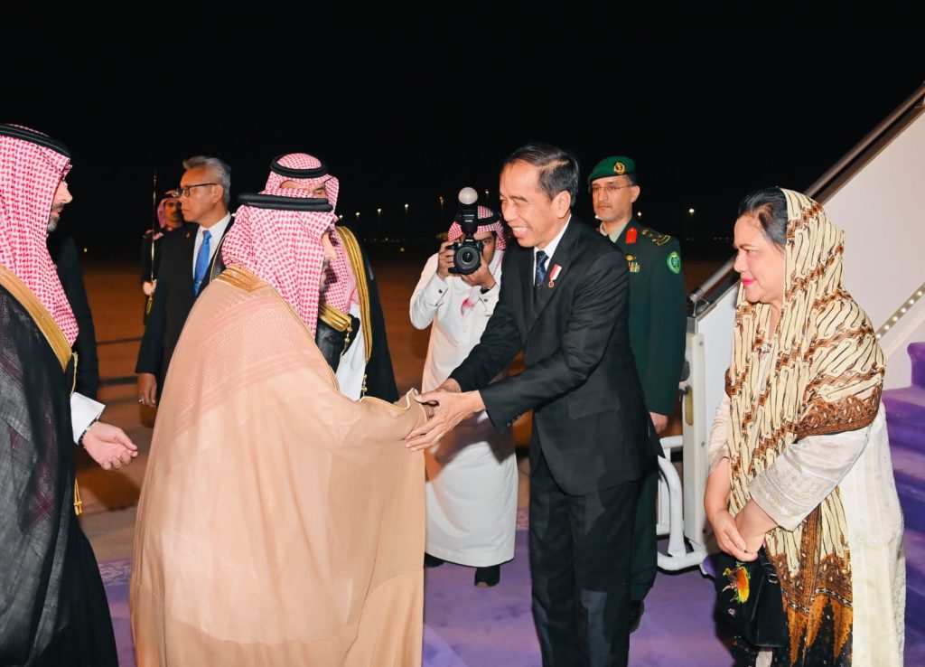 Presiden Jokowi dan Ibu Iriana Tiba di Riyadh
